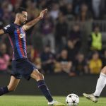 BARCELONA, SPAIN - OCTOBER 26: Barcelona's Spanish midfielder Sergio Busquets vies with Bayern Munchen's midfielder Joshua Kimmich ( R ) during the Uefa Champions League football match between FC Barcelona vs Bayern Munchen at the Camp Nou stadium in Barcelona on October 26, 2022. Adria Puig / Anadolu Agency