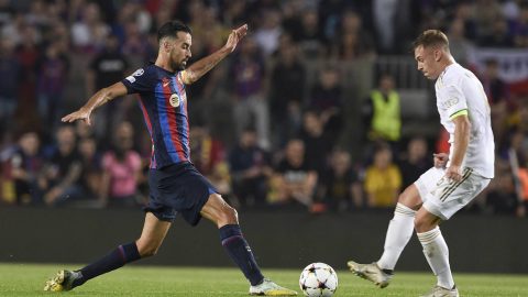 BARCELONA, SPAIN - OCTOBER 26: Barcelona's Spanish midfielder Sergio Busquets vies with Bayern Munchen's midfielder Joshua Kimmich ( R ) during the Uefa Champions League football match between FC Barcelona vs Bayern Munchen at the Camp Nou stadium in Barcelona on October 26, 2022. Adria Puig / Anadolu Agency