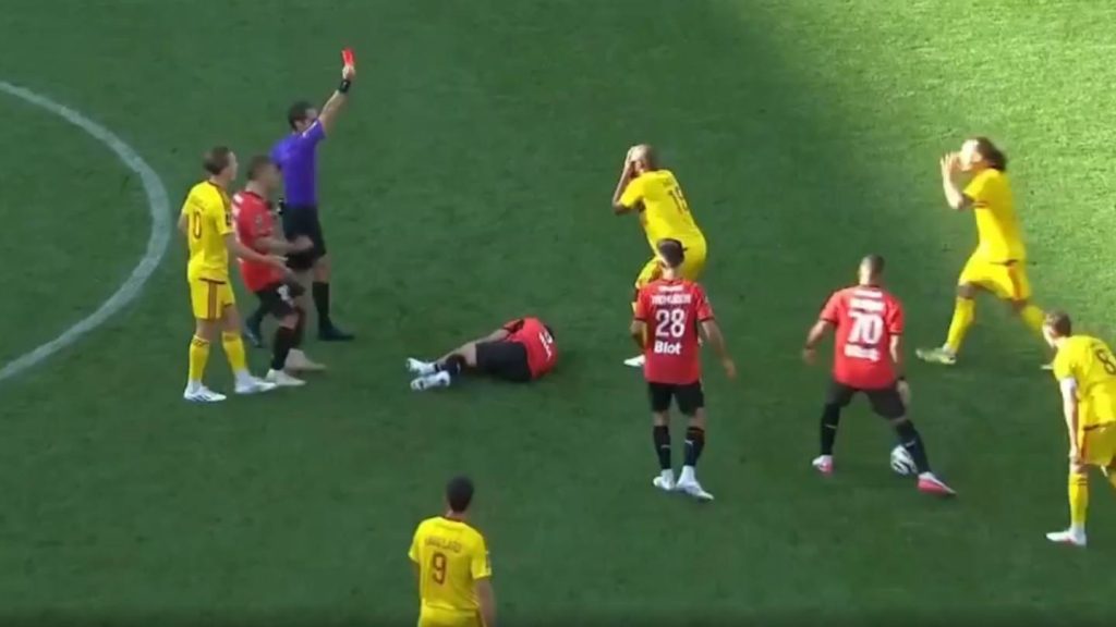 Megdőlt a Ligue 1-rekord: 43 másodpercet töltött a pályán a világbajnok védő, és kiállították
