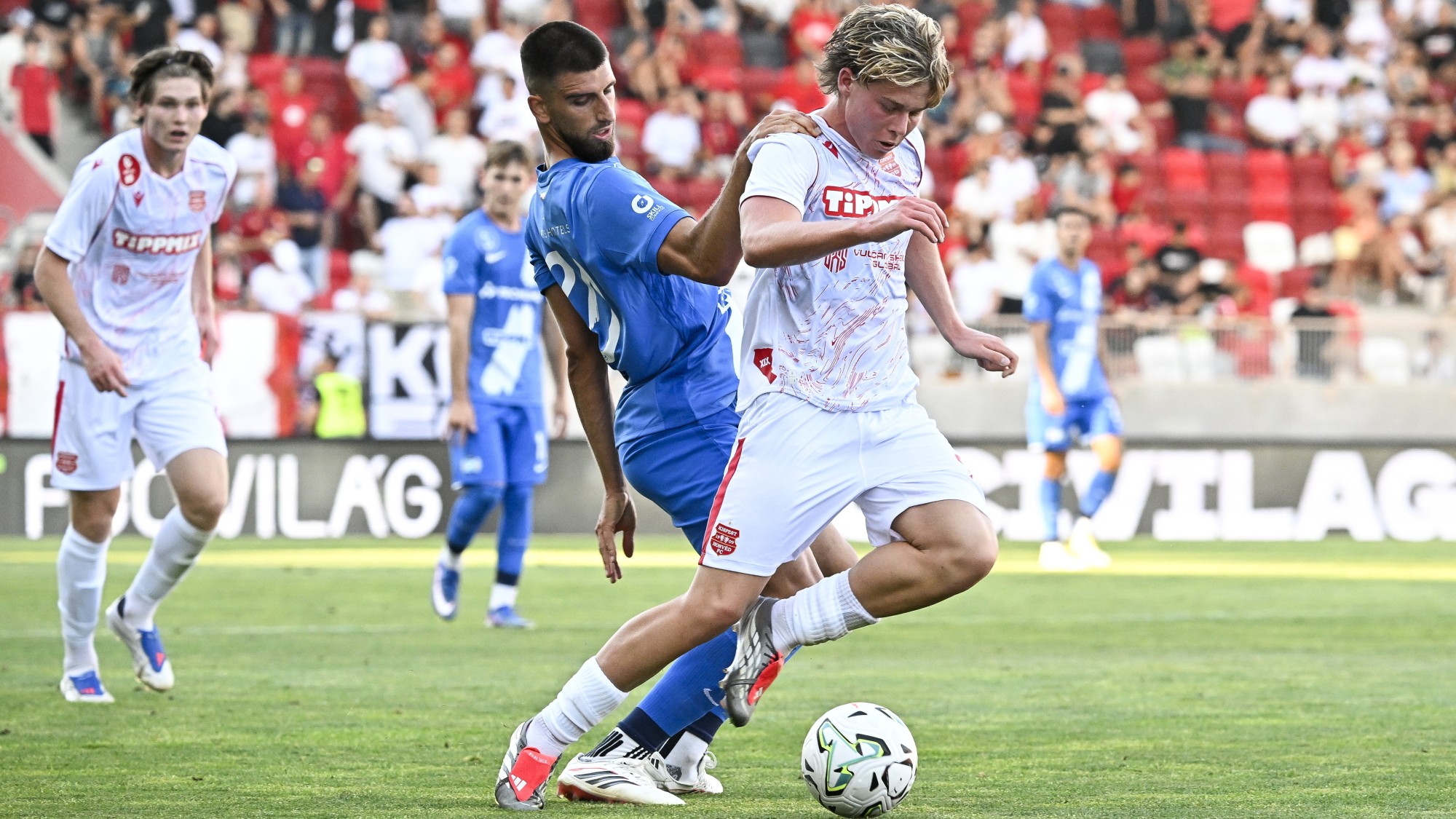 Somogyi Tamás, a Kispest (j) és Adrian Zeljkovic, az MTK játékosa a labdarúgó OTP Bank Liga 2. fordulójában játszott Kispest-Honvéd FC - MTK Budapest mérkőzésen a Bozsik Arénában 2026. augusztus 1-jén.