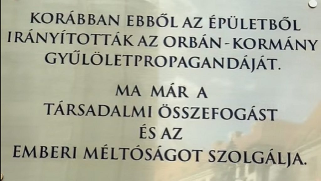 Rétvári Bence szerint törvénytelen, ezért azonnal el kell távolítani az orbáni gyűlöletpropagandáról szóló emléktáblát a Szociális és Családügyi Minisztérium faláról