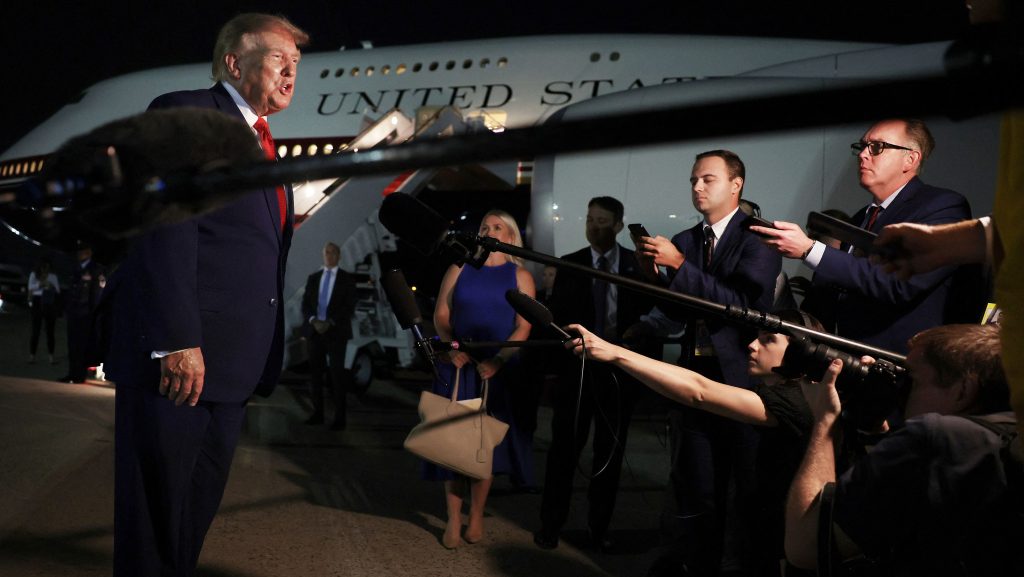 Egy cateringes teherautón bújtatták el Trumpot
