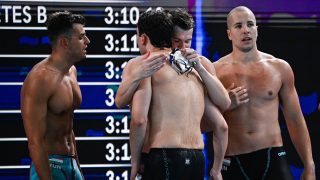 Németh Nándor, Milák Kristóf, Kós Hubert és Szabó Szebasztián (b-j), a győztes magyar váltó tagjai a férfi 4x100 méteres gyorsváltó döntője után a párizsi vizes Európa-bajnokságon az olimpiai vizesközpontban 2026. augusztus 13-án.