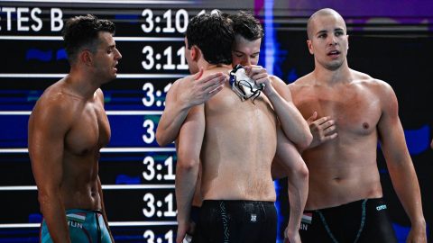 Németh Nándor, Milák Kristóf, Kós Hubert és Szabó Szebasztián (b-j), a győztes magyar váltó tagjai a férfi 4x100 méteres gyorsváltó döntője után a párizsi vizes Európa-bajnokságon az olimpiai vizesközpontban 2026. augusztus 13-án.