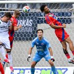 Lyinbor Patrick, a Vasas (j2) és Orján Roland (j), a Puskás Akadémia játékosa az OTP Bank Liga 5. fordulójában játszott Vasas FC - Puskás Akadémia FC mérkőzésen az Illovszky Rudolf Stadionban 2026. augusztus 22-én.