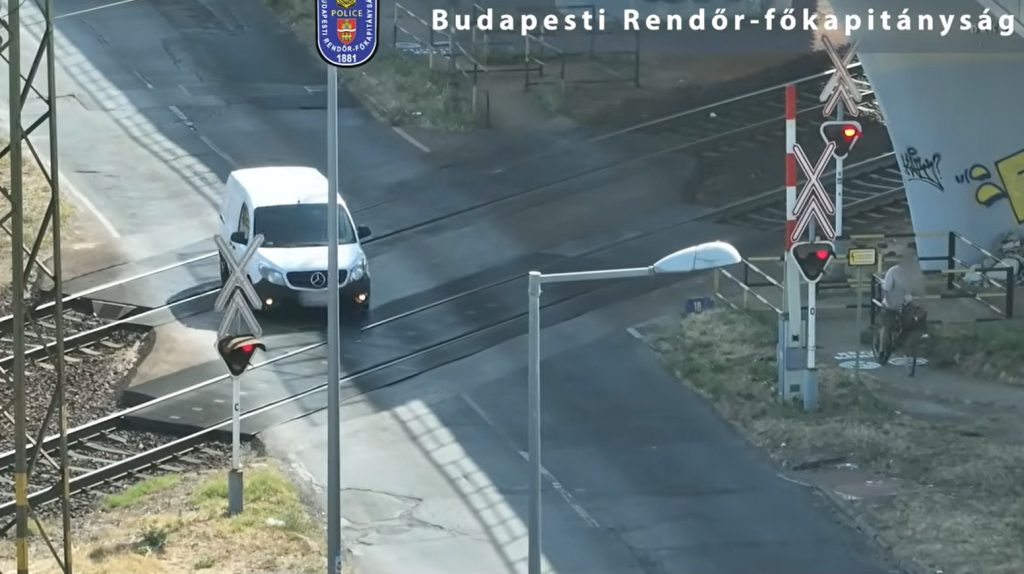 Videón, ahogy egymás után mennek át a tilos vasúti jelzésen Kőbányán