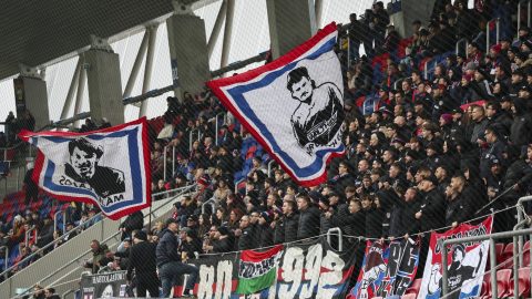 A fehérvári játékosok köszöntik a szurkolókat.