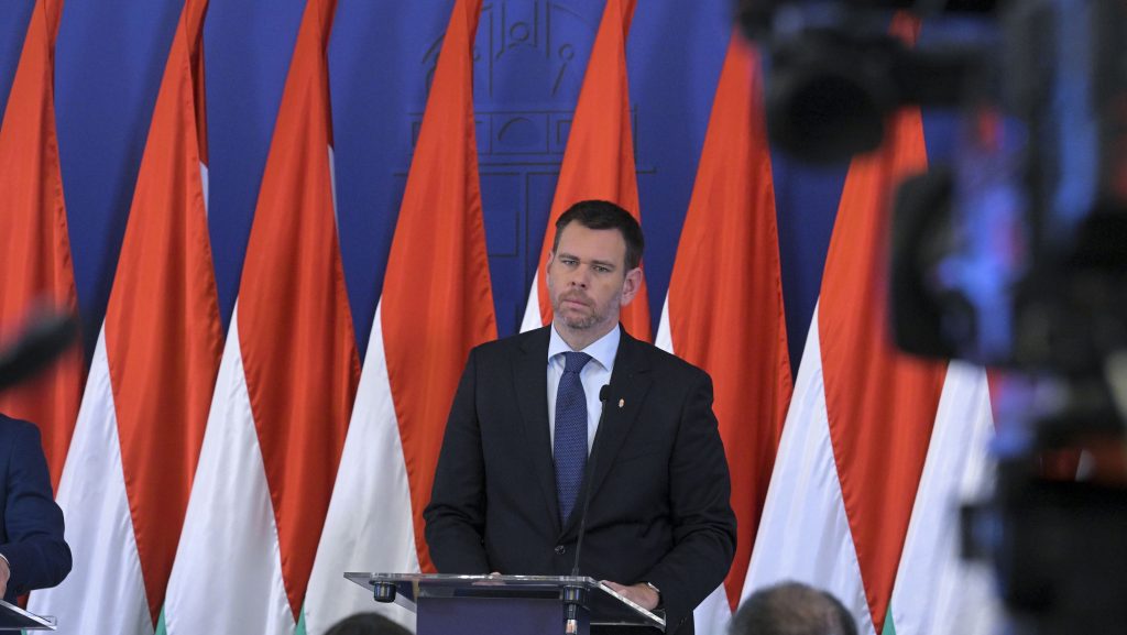 Folyamatosan zajlik a munka Pakson