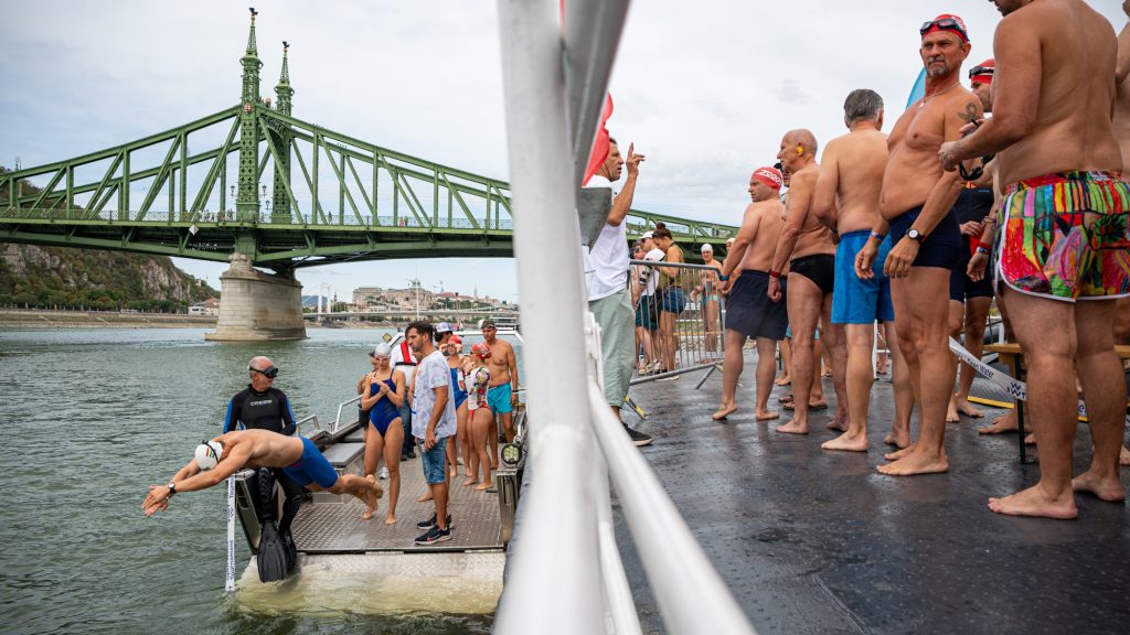 Szabadság híd, pompomlányok és egy rakás mosolygó ember – ilyen volt a Duna-átúszás