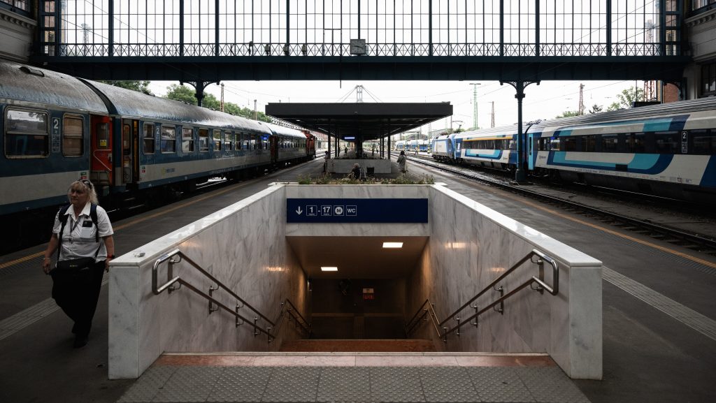 Egy embert elütött a vonat a Budapest-Vác vonalon