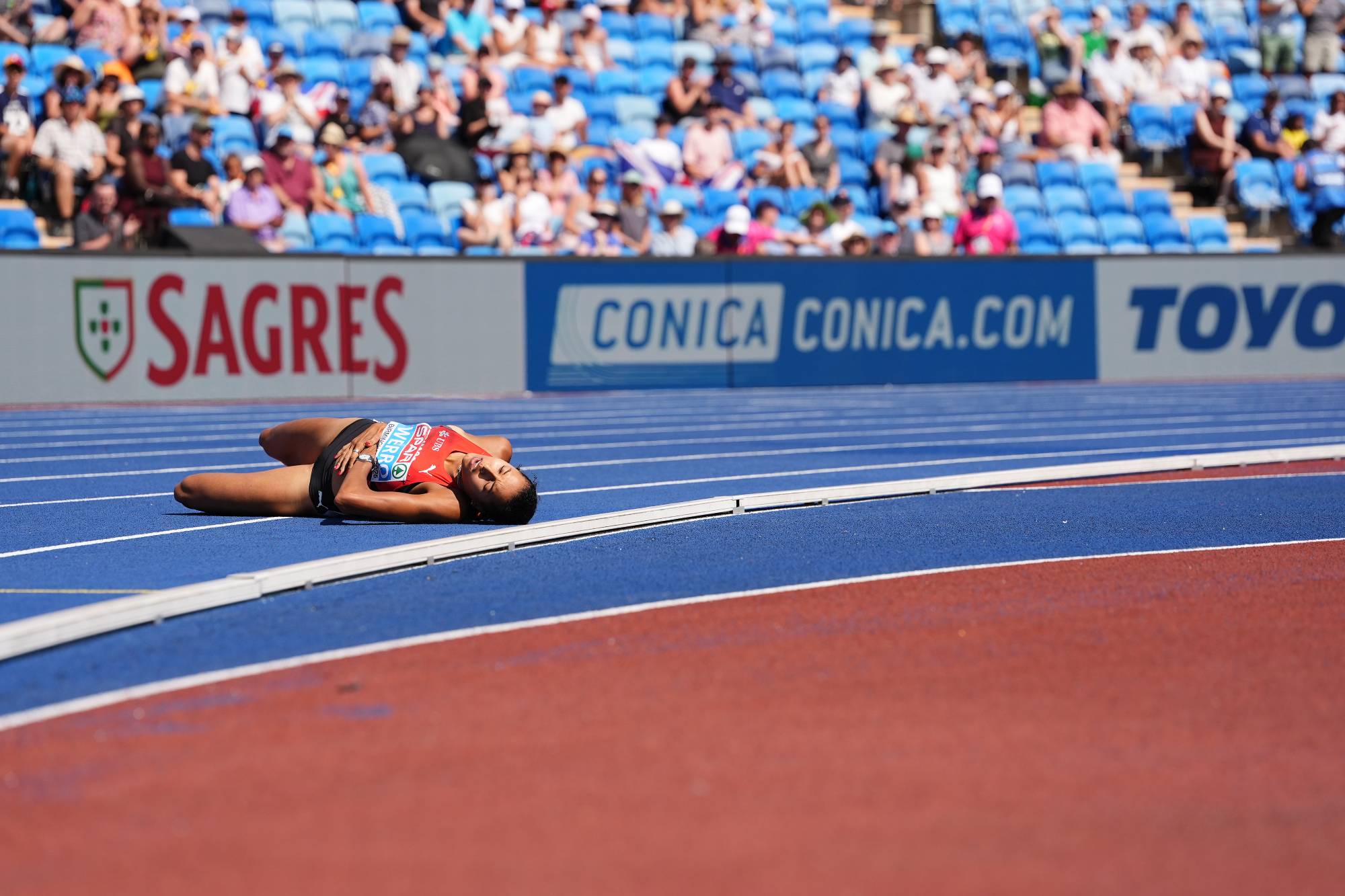 Hatalmasat bukott az atlétikai Eb sztárja, mégis ott lehet a 800-as döntőben 1 Audrey Werro of Switzerland (centre) lays on the track after falling during the Women's 800m Semifinal 1 on day four of the 2026 European Athletics Championship at Perry Barr's Alexander Stadium, Birmingham. Picture date: Thursday August 13, 2026. (Photo by Martin Rickett/PA Images via Getty Images)