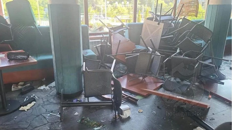 Ennyi maradt a pizzériából a támadás után.
