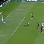 Zachariassen, miközben gólt fejel a Puskás Akadémia otthonában.