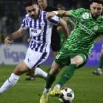 Aljosa Matko, az Újpest (b) és Zeke Márió, a Paks játékosa a labdarúgó Fizz Liga 25. fordulójában játszott Újpest FC - Paksi FC mérkőzésen a Szusza Ferenc Stadionban 2026. március 7-én.