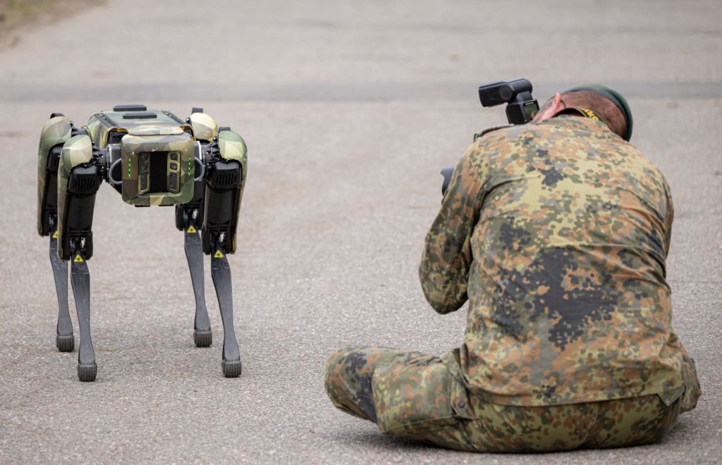 Robotkutyákat is bevetett a szerb hadsereg a támadási gyakorlaton