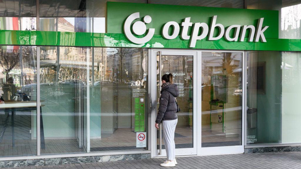 A különböző adók és az infláció is felhajtották a bankszámladíjakat: Magyarország az EU élmezőnyében a drágulásban
