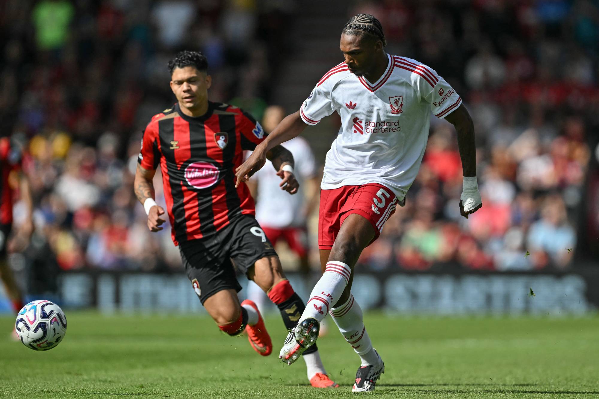 Liverpool's French defender #05 Jeremy Jacquet (R) is challenged by Bournemouth's Brazilian striker #09 Evanilson (L) during the English Premier League football match between Bournemouth and Liverpool at the Vitality Stadium in Bournemouth, southern England on September 20, 2026.