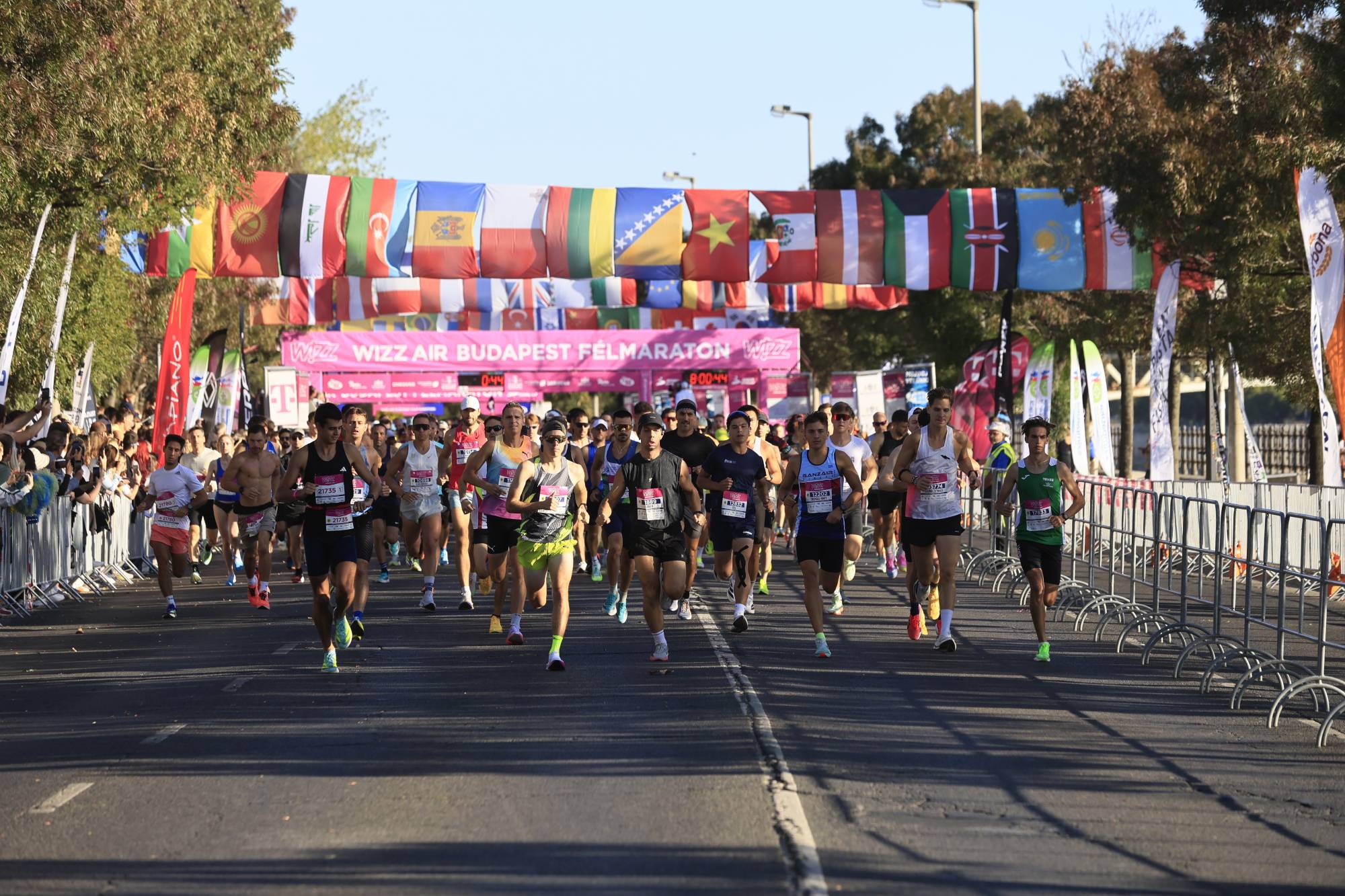 A 41. Wizz Air Budapest Félmaraton mezőnye a rajt után a Pázmány Péter sétányon 2026. szeptember 6-án.