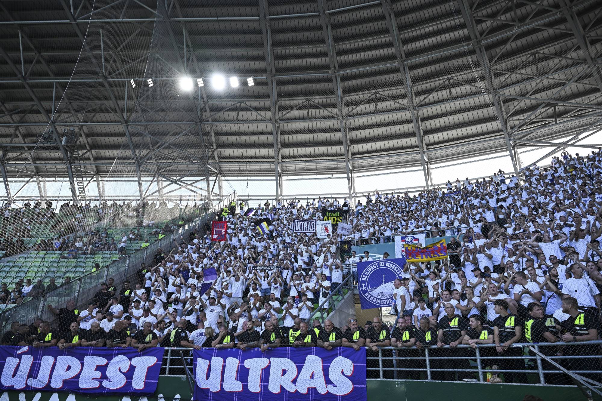 Újpesti szurkolók a labdarúgó OTP Bank Liga 7. fordulójában játszott Ferencvárosi TC - Újpest FC mérkőzés kezdete előtt a Groupama Arénában 2026. szeptember 6-án.