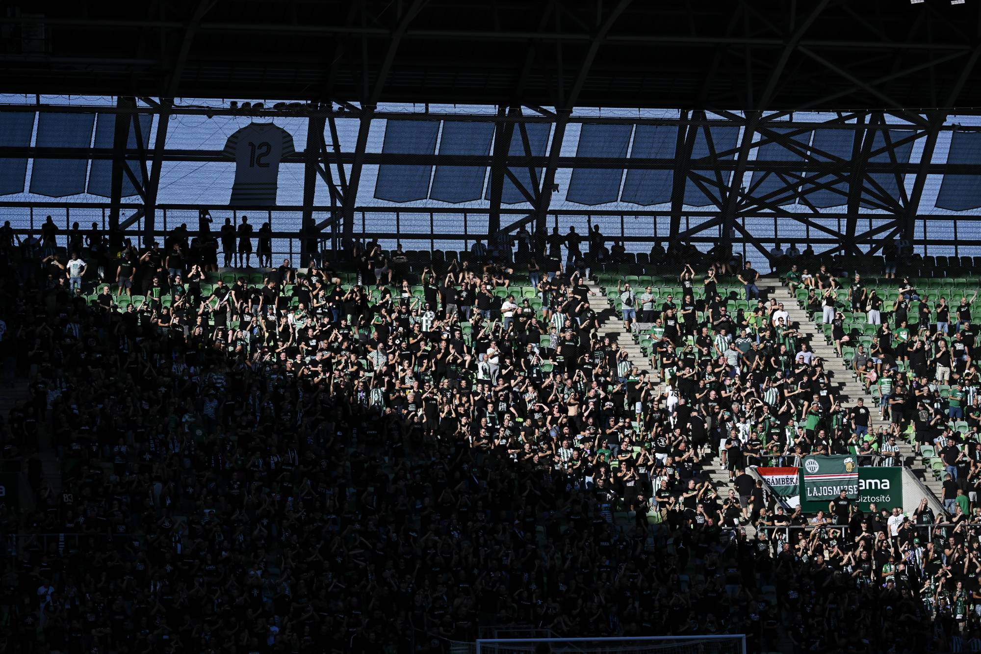 Ferencvárosi szurkolók a labdarúgó OTP Bank Liga 7. fordulójában játszott Ferencvárosi TC - Újpest FC mérkőzés kezdete előtt a Groupama Arénában 2026. szeptember 6-án.