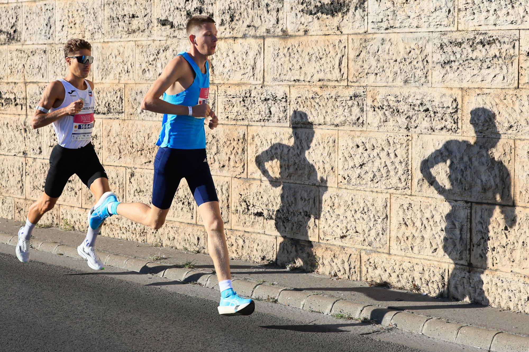A későbbi győztes Karsai Gábor (j) a 41. Wizz Air Budapest Félmaraton versenyen a Henryk Slawkin rakparton 2026. szeptember 6-án.