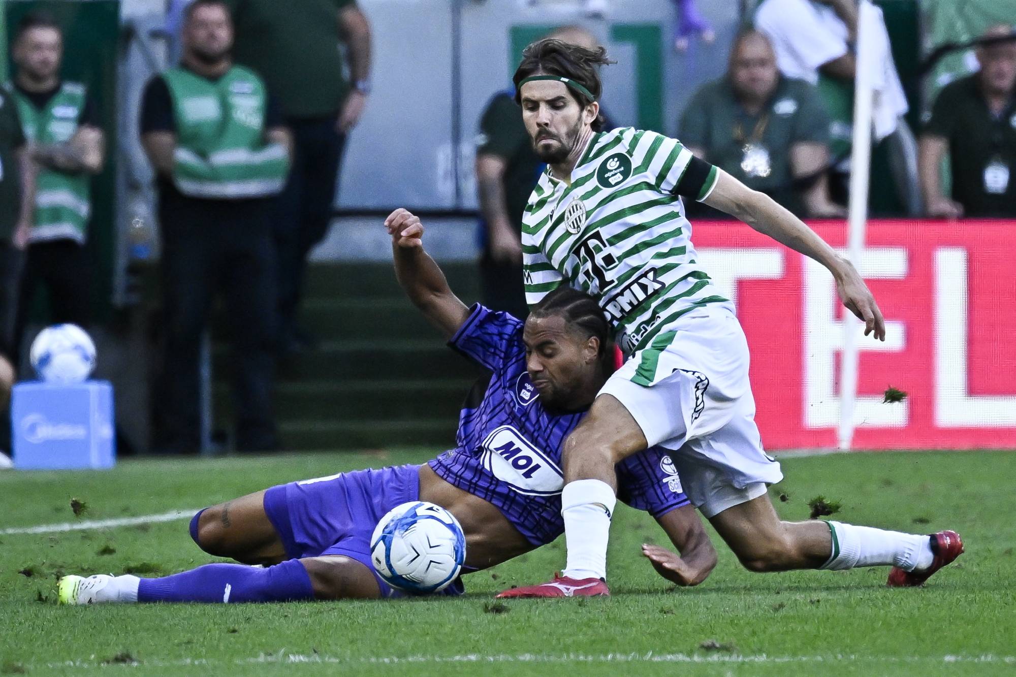 Nagy Ádám, a Ferencváros (j) és Etienne Amenyido, az Újpest játékosa a labdarúgó OTP Bank Liga 7. fordulójában játszott Ferencvárosi TC - Újpest FC mérkőzésen a Groupama Arénában 2026. szeptember 6-án.