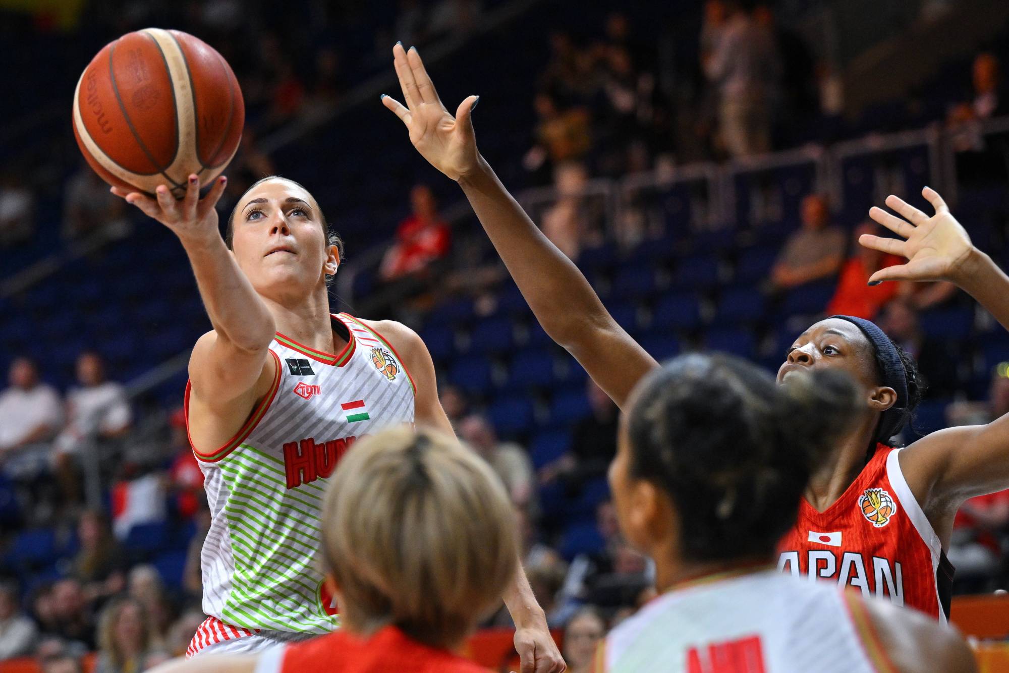 Lelik Réka (b) és a japán Stephanie Mawuli a női kosárlabda-világbajnokság negyeddöntőbe jutásért játszott Magyarország - Japán mérkőzésén a Berlin Arénában 2026. szeptember 8-án.