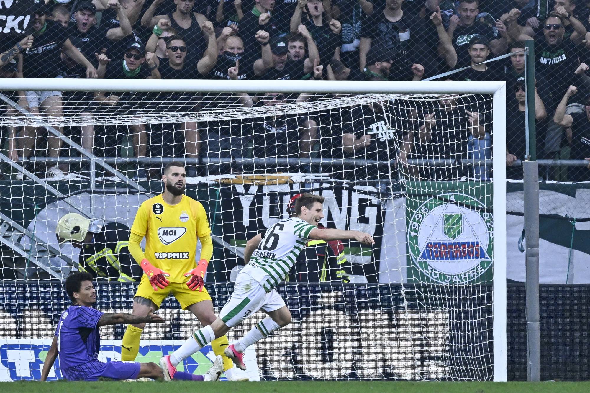 A gólszerző Kristoffer Zachariassen, a Ferencváros játékosa (j) ünnepel, mellette Szappanos Péter, az Újpest kapusa a labdarúgó OTP Bank Liga 7. fordulójában játszott Ferencvárosi TC - Újpest FC mérkőzésen a Groupama Arénában 2026. szeptember 6-án.