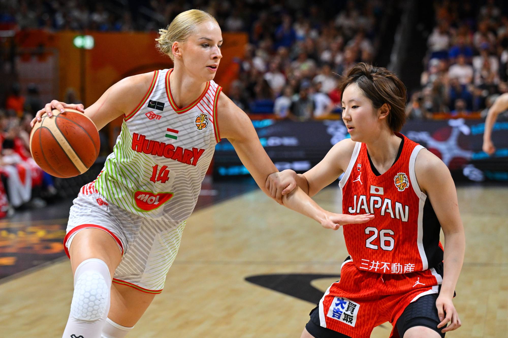 Juhász Dorka (b) és a japán Tanaka Kokoro a női kosárlabda-világbajnokság negyeddöntőjébe jutásért játszott Magyarország - Japán mérkőzésen a Berlin Arénában 2026. szeptember 8-án.
