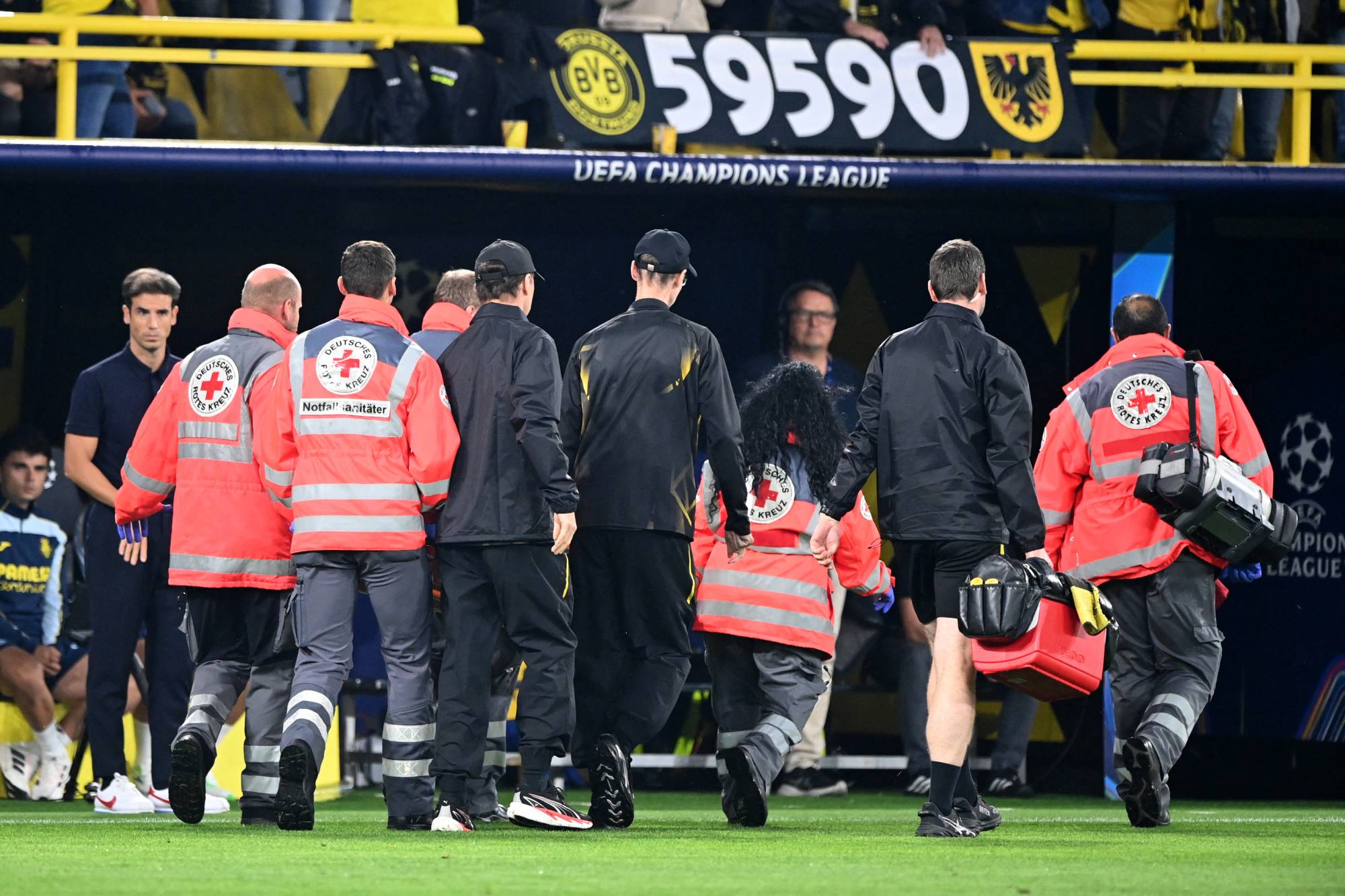 Konstantinos KARETSAS (DO) injury, injured, pain, is carried off the field on a stretcher, Borussia Dortmund (DO) - FC Villarreal 3-2 Football UEFA Champions League / Group Stage Matchday 1, matchday1, on 09/08/2026 in Dortmund/Germany. #UEFA regulat
