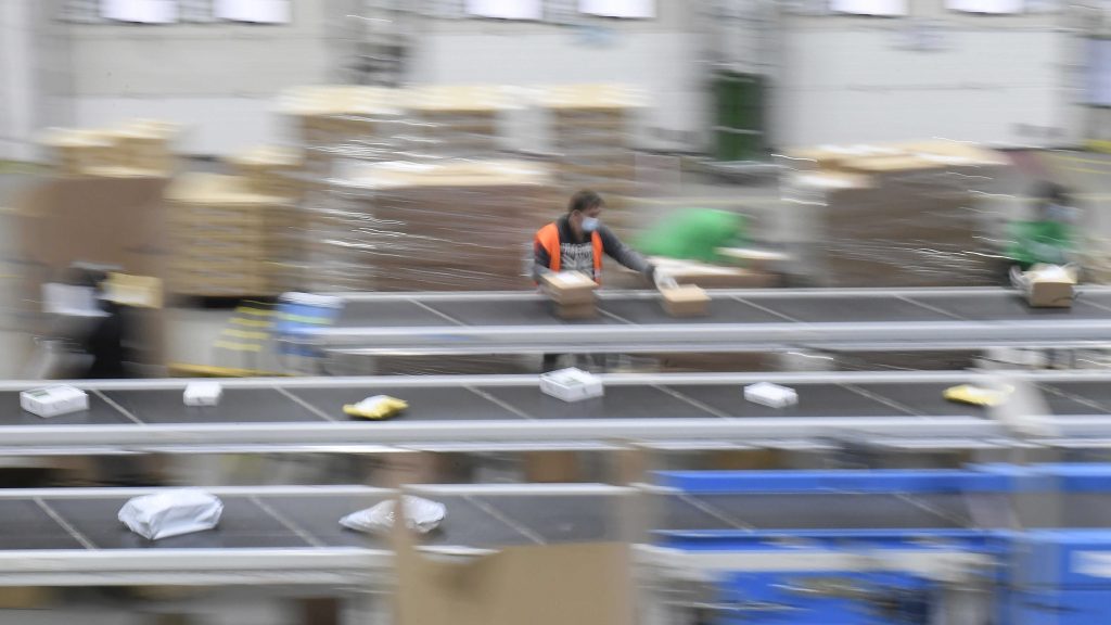 Tovább tart a csomagkáosz: a posta nem árulja el, mikorra normalizálódhat a helyzet