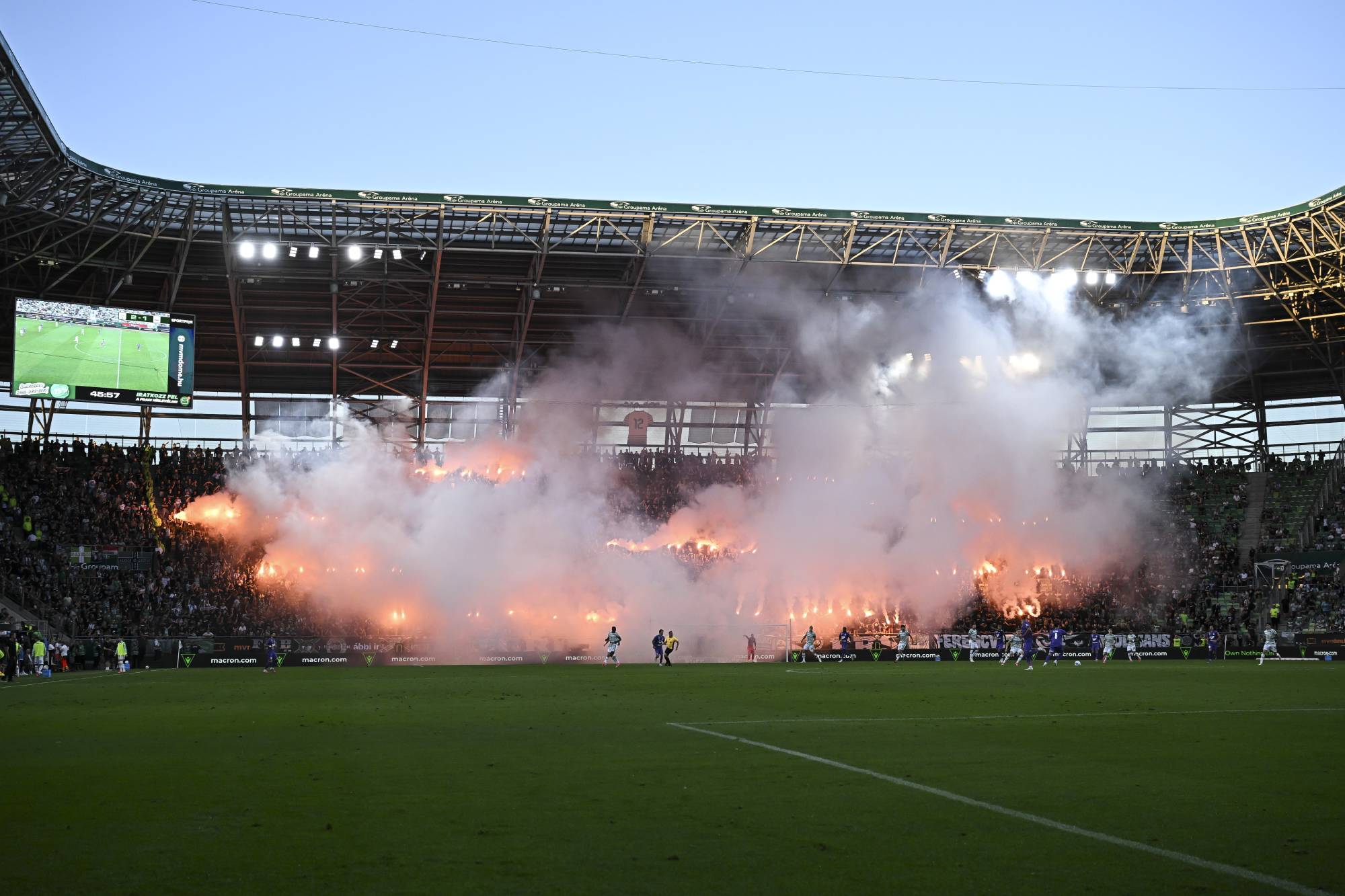 A Ferencváros szurkolói a labdarúgó OTP Bank Liga 7. fordulójában játszott Ferencvárosi TC - Újpest FC mérkőzésen a Groupama Arénában 2026. szeptember 6-án. A végeredmény 2-2-es döntetlen.