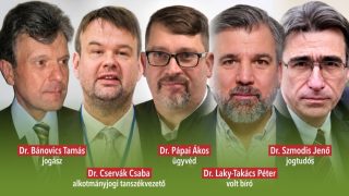 Five men in suits with red name badges standing together; names and titles shown: Dr. Bánovics Tamás jogász, Dr. Cservák Csaba alkotmányjogi tanszékvezető, Dr. Pápai Ákos ügyvéd, Dr. Laky-Takács Péter volt bíró, Dr. Szmodis Jenő jogtudós.