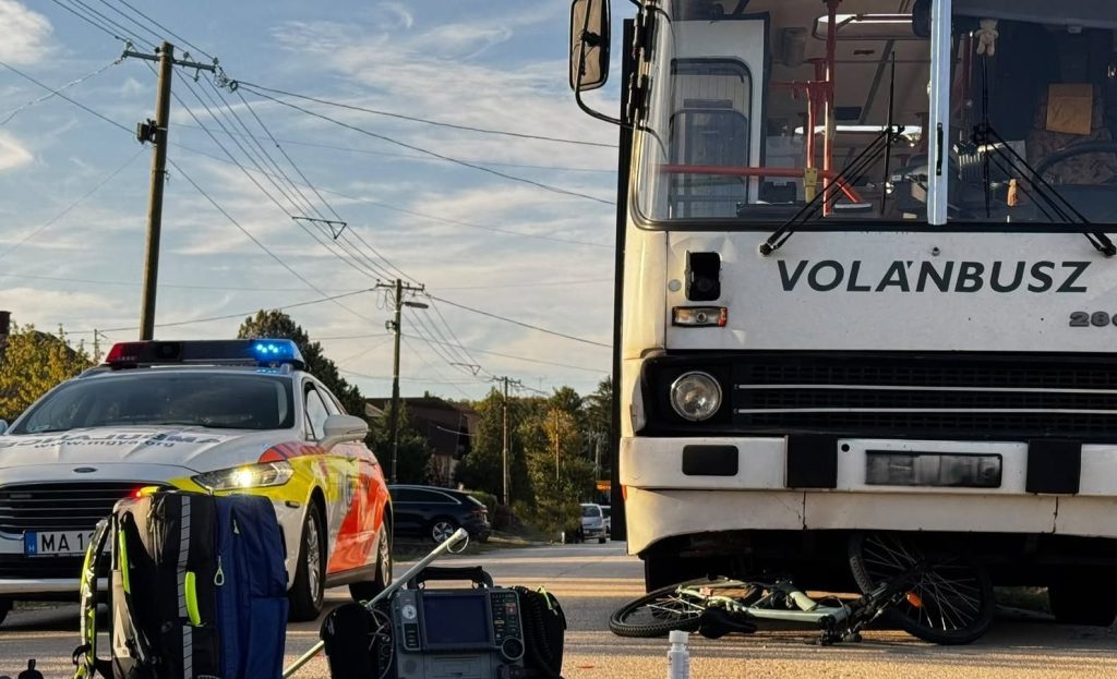 Busz gázolt el egy 10 éves biciklis fiút Tápon, mentőhelikopter vitte kórházba