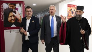 Seszták Miklós, Semjén Zsolt és Kocsis Fülöp a Hajdúdorogi Főegyházmegye felújított Görögkatolikus Oktatási és Képzési Központjában Debrecenben az épület megszentelésének napján, 2023. december 7-én.