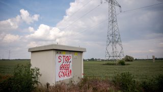 A KunlunChem Szolnokra tervezett elektrolitgyára elleni felirat 2025. május 22-én.