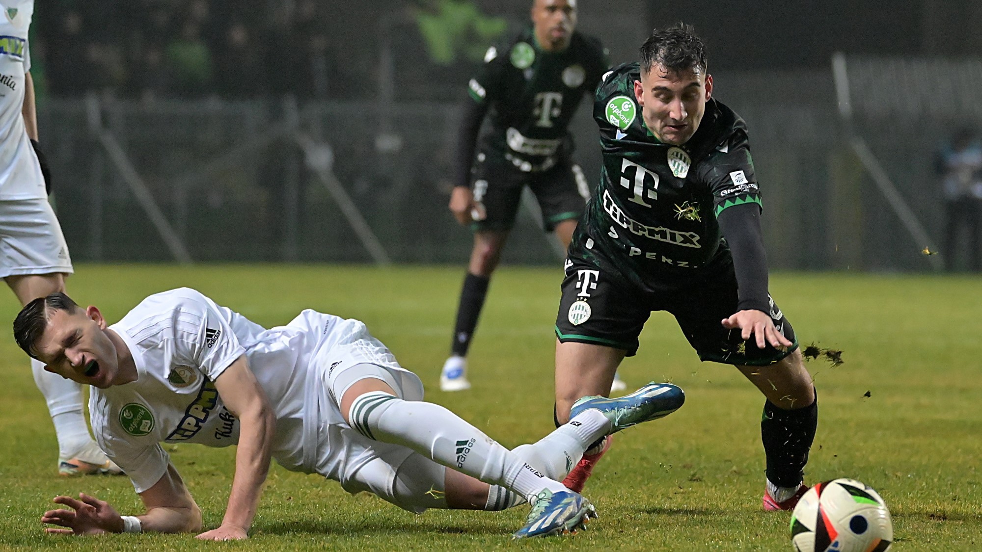 Daniel Stefulj (b) a Győr, és Aleksandar Cirkovic (j), a Ferencváros játékosa a labdarúgó MOL Magyar Kupa nyolcaddöntőjében játszott ETO FC Győr - Ferencvárosi TC mérkőzésen a győri ETO Stadionban 2025. február 27-én. A Ferencváros 4-3-ra nyert.