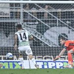 Aljosa Matko, az Újpest játékosa (b) gólt lő, mellette Osváth Attila (k) és Dibusz Dénes, a Ferencváros játékosai a labdarúgó OTP Bank Liga 7. fordulójában játszott Ferencvárosi TC - Újpest FC mérkőzésen a Groupama Arénában 2026. szeptember 6-án.
