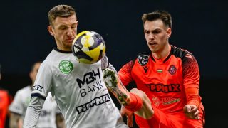Artem Favorov, a Puskás Akadémia FC (b) és Katona Bálint , a Nyíregyháza Spartacus FC játékosa a labdarúgó Fizz Liga 24. fordulójában játszott Puskás Akadémia FC-Nyíregyháza Spartacus FC mérkőzésen a felcsúti Pancho Arénában 2026. március 1-jén. A mérkőzést a Nyíregyháza Spartacus FC nyerte 2-1-re.