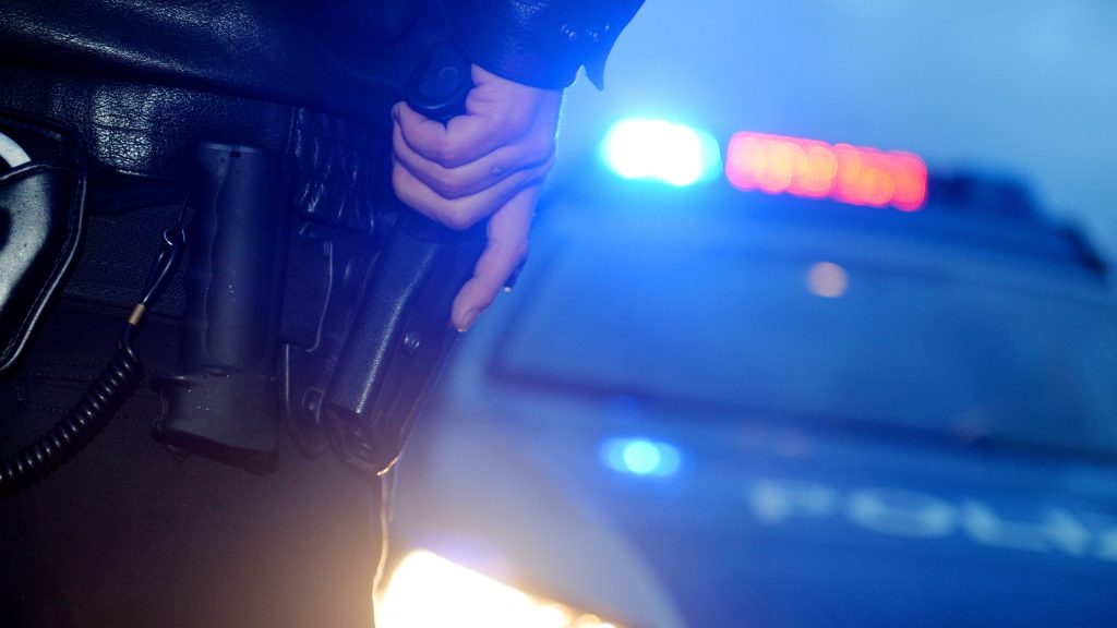 Baltával támadt emberekre egy férfi egy ausztrál kisváros utcáin