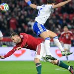 Bárány Donát (b) és a görög Panajotisz Recosz a Magyarország - Görögország barátságos labdarúgó-mérkőzésen a Puskás Arénában 2026. március 31-én.