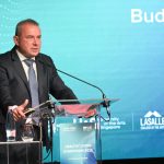 író Péter, a Nemzeti Sportügynökség elnök-vezérigazgatója beszédet mond a HUN-REN Magyar Kutatási Hálózat és a Szingapúri Nemzeti Egyetem (NUS) közös rendezvényének, a Healthy Living 2025 Symposium megnyitóján megnyitóján a Puskás Arénában 2025. szeptember 17-én.
