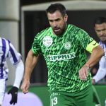 Böde Dániel (k), a Paks, mögötte Bese Barnabás (b) és Joao Nunes (k), az Újpest játékosai a labdarúgó Fizz Liga 14. fordulójában a Paksi FC - Újpest FC mérkőzésen Pakson, a Paksi FC Stadionban 2025. november 23-án. Az Újpest 3-1-re győzött.