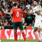Szoboszlai Dominik (j) és a portugál Bruno Fernandes a Portugália - Magyarország labdarúgó világbajnoki selejtező mérkőzésen a lisszaboni Estádio José Alvalade stadionban 2025. október 14-én.