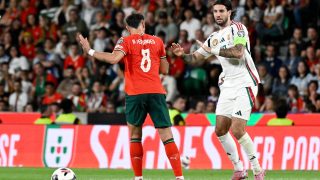 Szoboszlai Dominik (j) és a portugál Bruno Fernandes a Portugália - Magyarország labdarúgó világbajnoki selejtező mérkőzésen a lisszaboni Estádio José Alvalade stadionban 2025. október 14-én.
