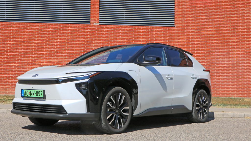 A Toyota megcsinálta a villanyautók svájci bicskáját