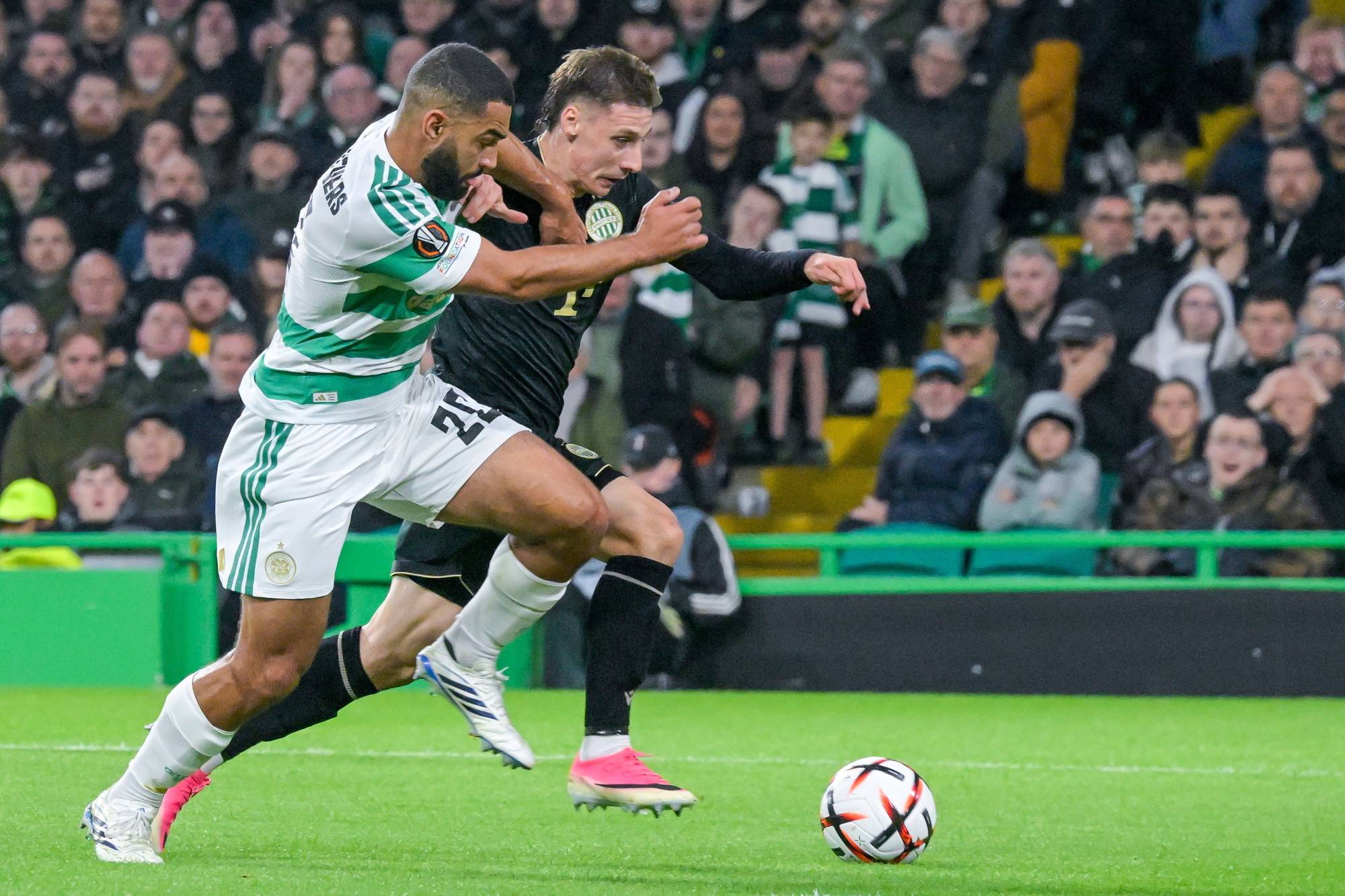Hajnal Tamás: Bízom a klub gazdasági szakembereiben, hogy minden rendben van 1 Corbu Máriusz, a Ferencváros (j) és Cameron Carter-Vickers, a Celtic FC játékosa a labdarúgó Európa-liga alapszakasza első fordulójának Celtic FC - Ferencvárosi FC mérkőzésén Glasgow-ban 2026. szeptember 17-én.