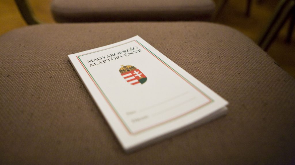 Publicus: A magyarok többsége lecserélné az alaptörvényt