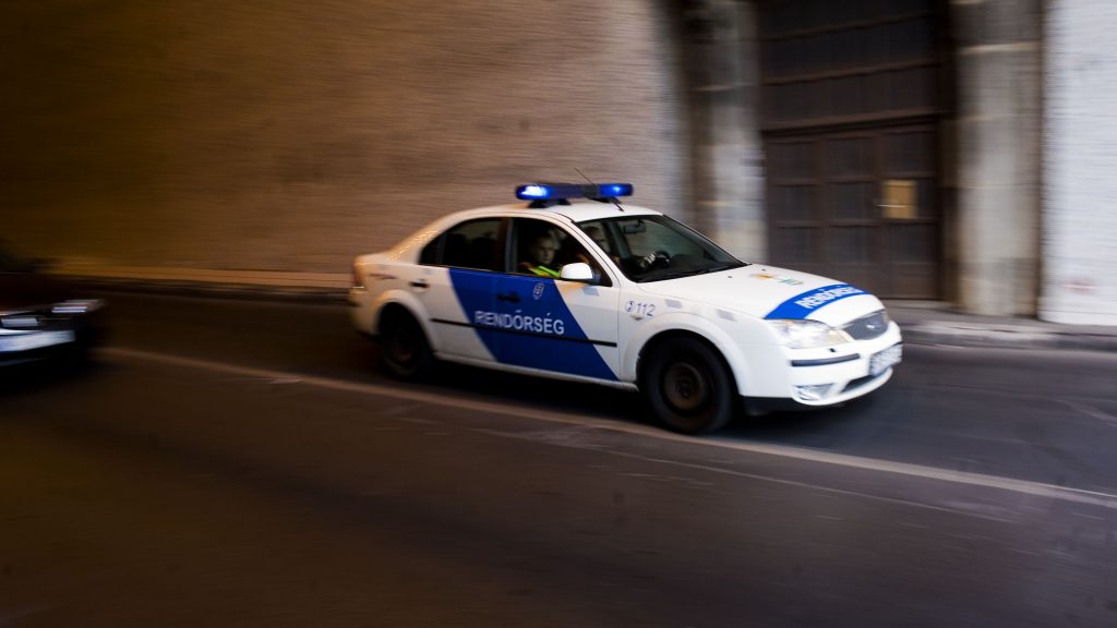 Videó: Egy furgon nagy erővel karambolozott egy szirénázó rendőrautóval Székesfehérváron
