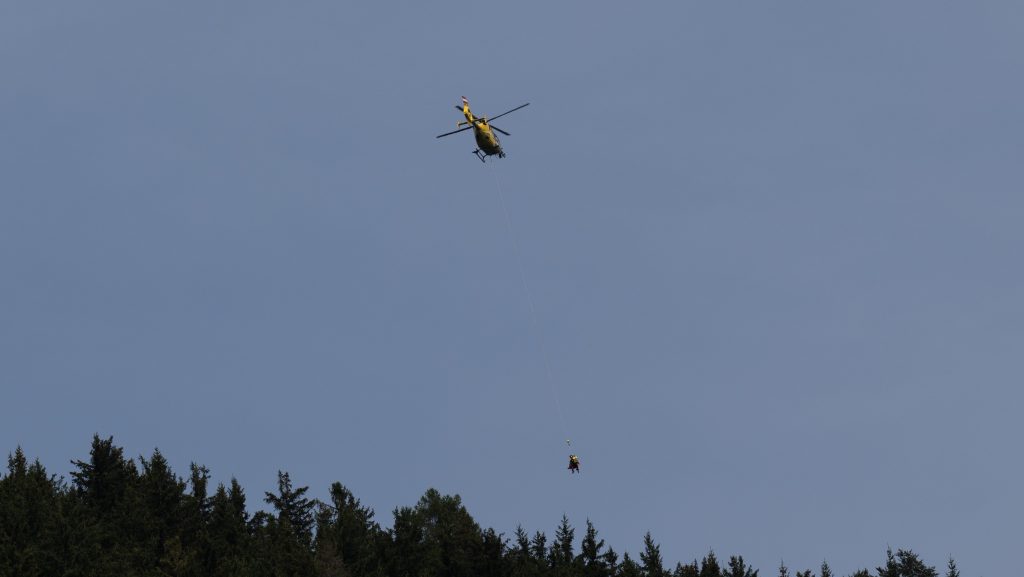 Kizuhant az ablakon egy másfél éves kislány Kiskunhalason, mentőhelikoptert riasztottak a helyszínre